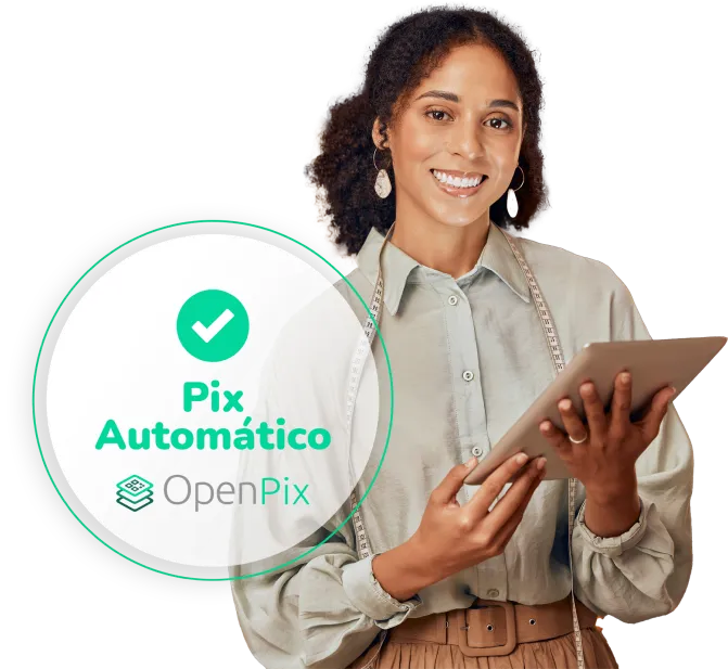 Mulher empresária sorridente com uma tablet em mãos